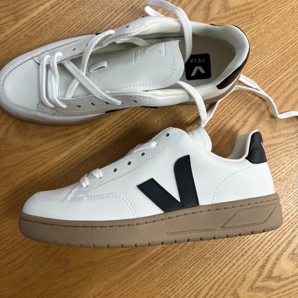 NIB Veja V-12 Size 39/W8 Extra White Black Dune - Picture 2 of 4